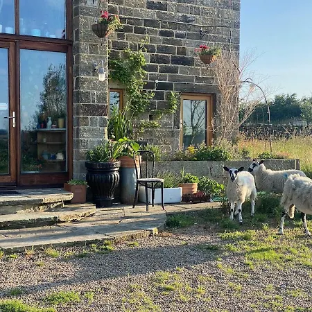 Meagill Corner Farm, Barn With Hot Tub 펜션