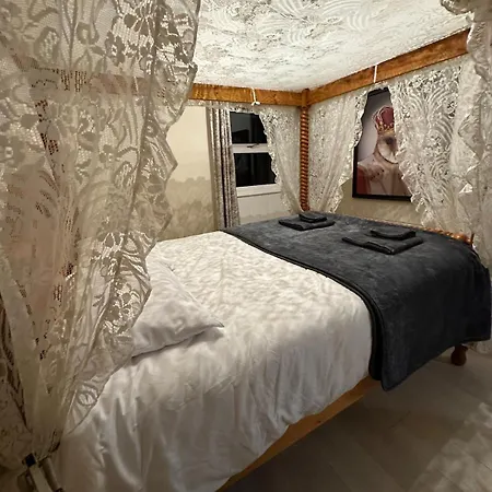 Meagill Corner Farm, Barn With Hot Tub 펜션